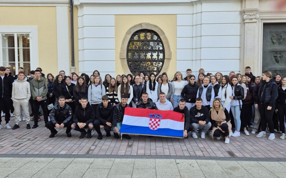 Učenici Komercijalne i trgovačke škole Bjelovar sudjelovali u mimohodu povodom Dana grada Bjelovara