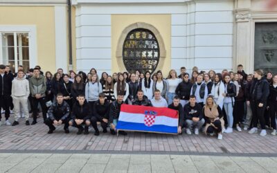 Učenici Komercijalne i trgovačke škole Bjelovar sudjelovali u mimohodupovodom Dana grada Bjelovara