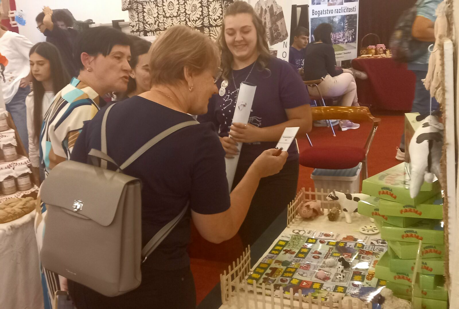Povjerenstvo na izložbenom štandu2