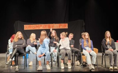 Učenici naše dramske grupe  podučavali prvašiće kazališnom bontonu
